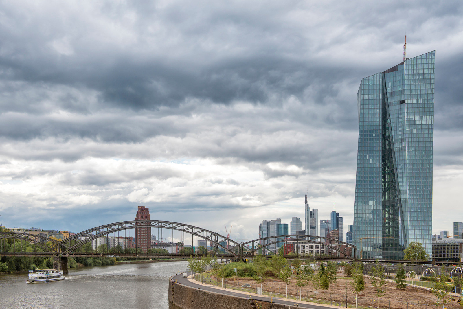Die europäische Zentralbank und eine Brücke vom Fluss aus Fotografiert